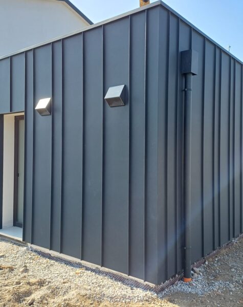 Rivestimento facciate con lastre aggraffate