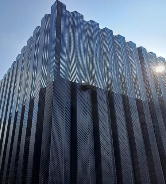 Rivestimento facciate con lamiere forate