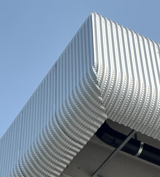 Rivestimento facciate con lastre grecate