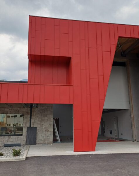 Rivestimento facciate con lastre aggraffate